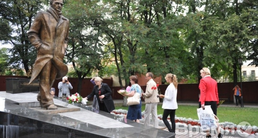 Воронежцы отметили день рождения Андрея Платонова литературными чтениями около памятника писателю
