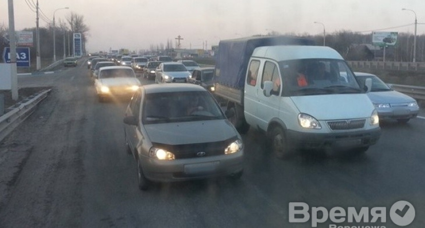 Высокую аварийность на воронежских дорогах статистики объясняют большим количеством авто