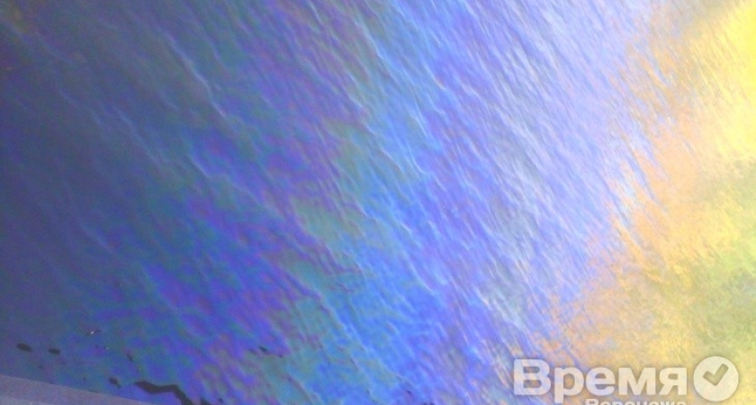 Воронежское водохранилище светится всеми цветами радуги