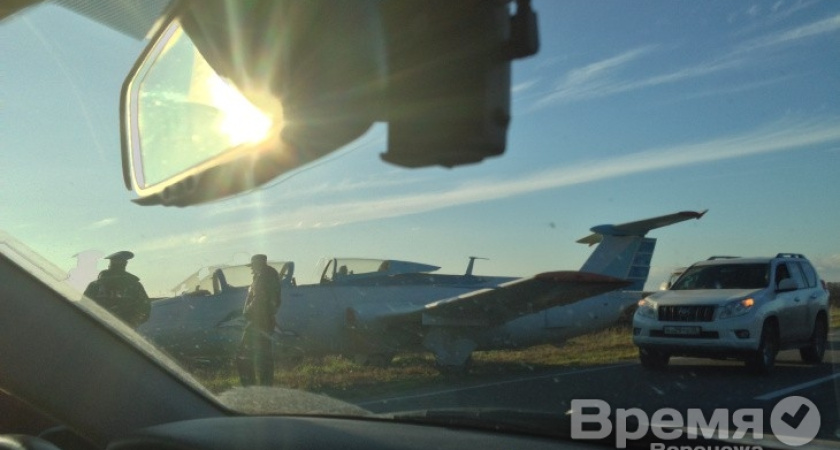Под Воронежем на обочине оживлённой дороги припарковали самолёт