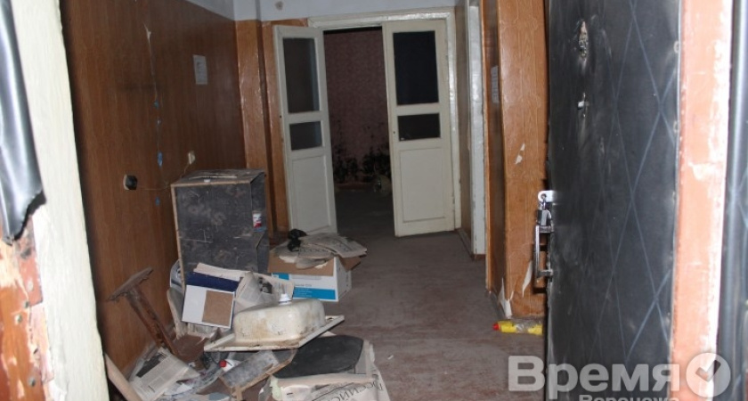 В расселённых квартирах дома в центре Воронежа двери открыты нараспашку, а из кранов постоянно льётся вода