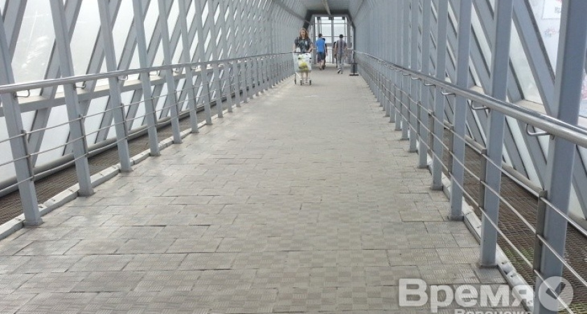 В Воронеже до конца этой недели откроют два надземных пешеходных перехода