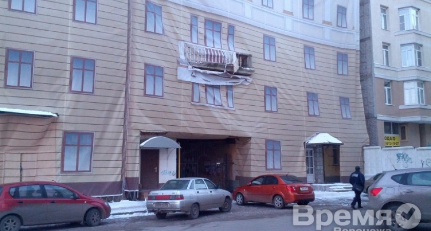 Жители дома на площади Ленина, 6 за зажжением чаши Олимпийского огня будут наблюдать сквозь старый навес