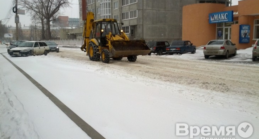 За ночь на дороги Воронежа высыпали 1,25 тысяч тонн песко-соляной смеси