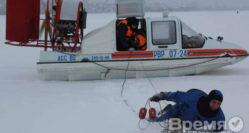 В Воронеже сотрудники МЧС тренировались спасать людей, провалившихся под лёд