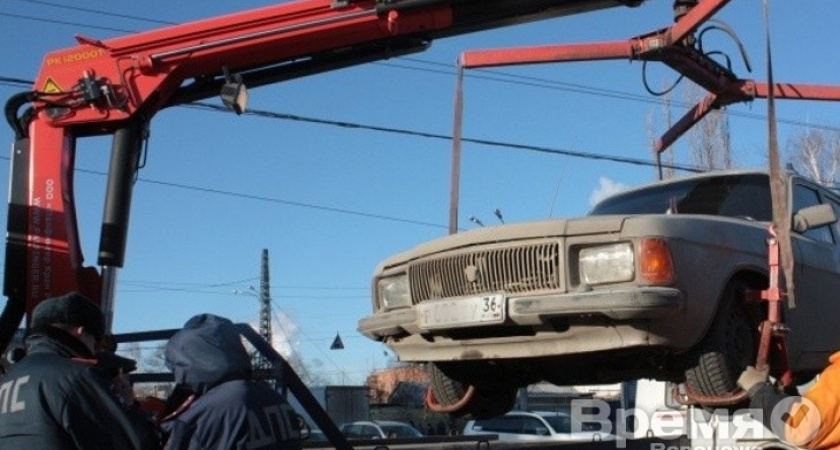 C центральных улиц Воронежа будут массово эвакуировать неправильно припаркованные авто