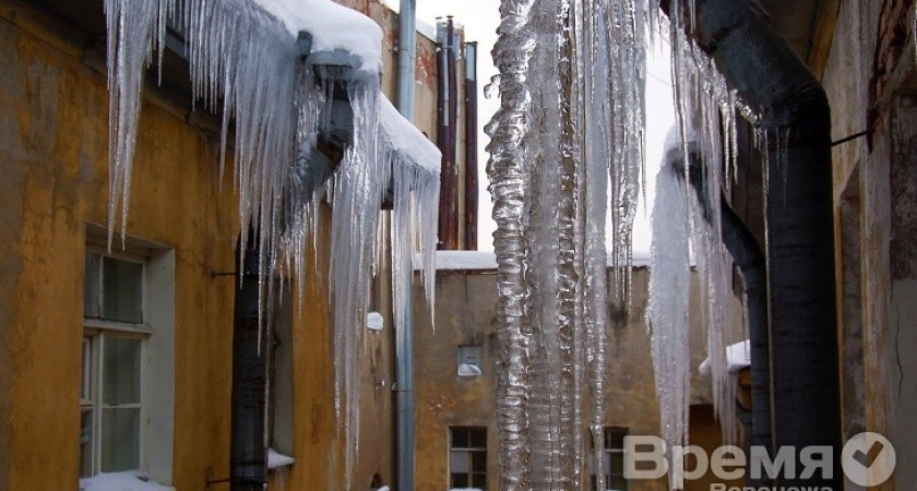 В Воронеже из-за резкого потепления крыши домов покрылись сосульками