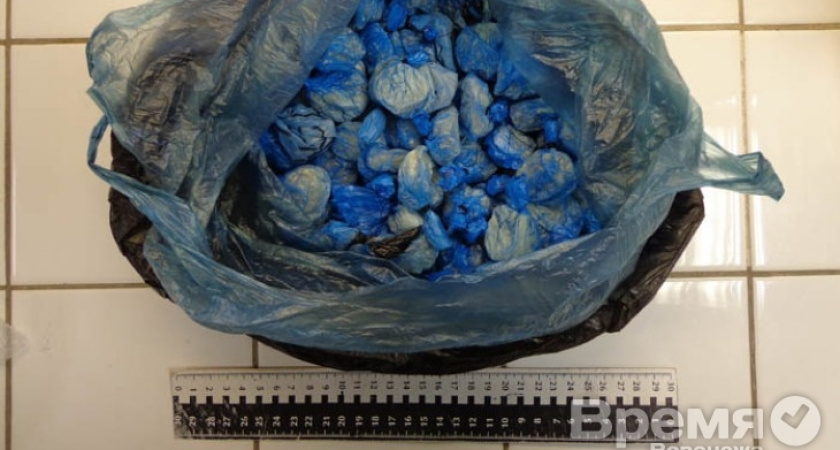 В Воронеже в мусоре у автозаправочной станции хранили героин