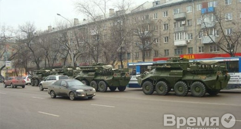 По улицам Воронежа проехали бронетранспортёры