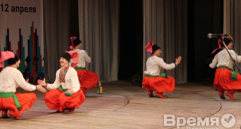 На открытии Молодёжного Медиафорума в  Воронеже вспоминали об Украине и танцевали с бутылкой горилки