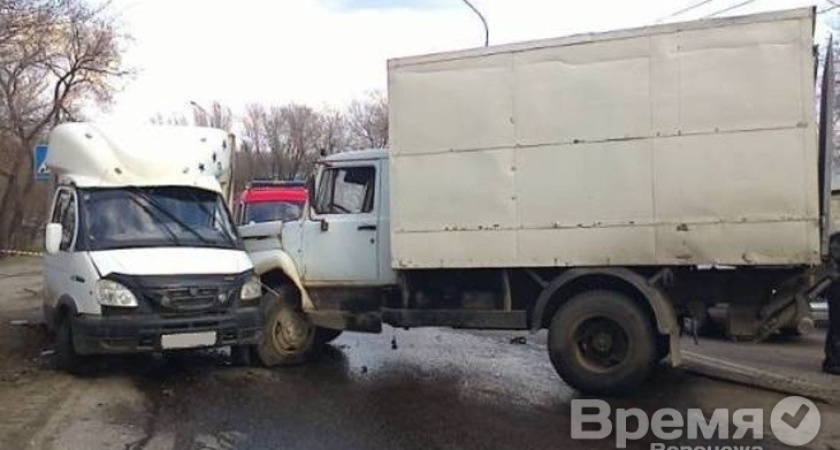 В Воронеже столкнулись сразу шесть автомобилей