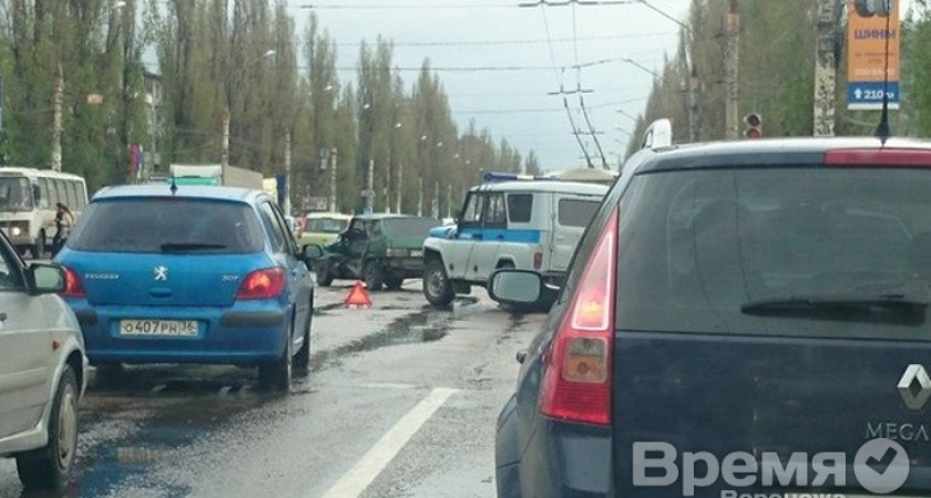 В Воронеже полицейский УАЗ не поделил дорогу с легковушкой