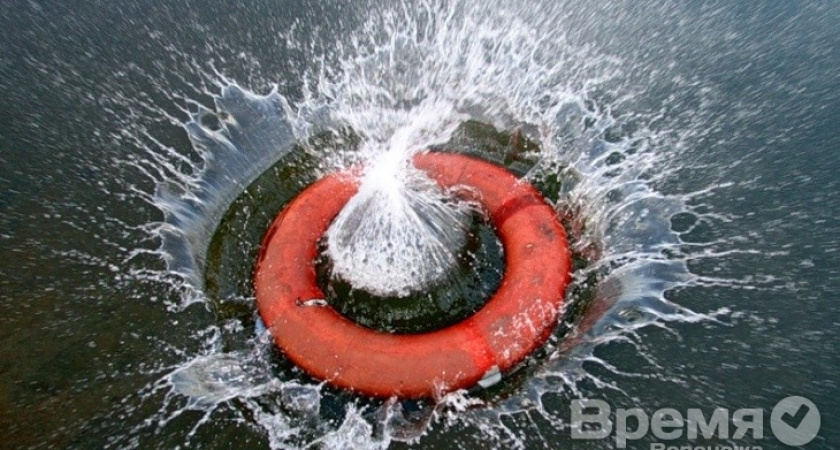 Воронежцы едва не утонули в водохранилище, упав с надувного матраса