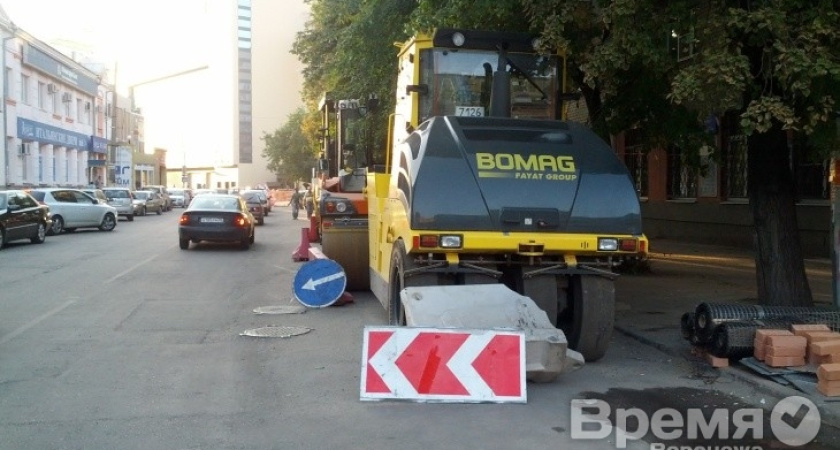 В Воронеже при ремонте дорог подрядчики кладут асфальт прямо на грунт