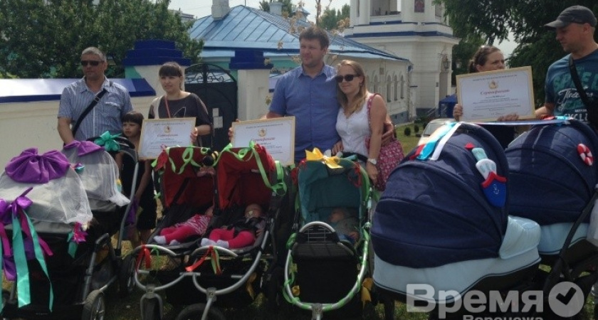 На параде колясок в Воронеже родителям двойняшек и тройняшек вручили сертификаты по сто и 50 тысяч рублей