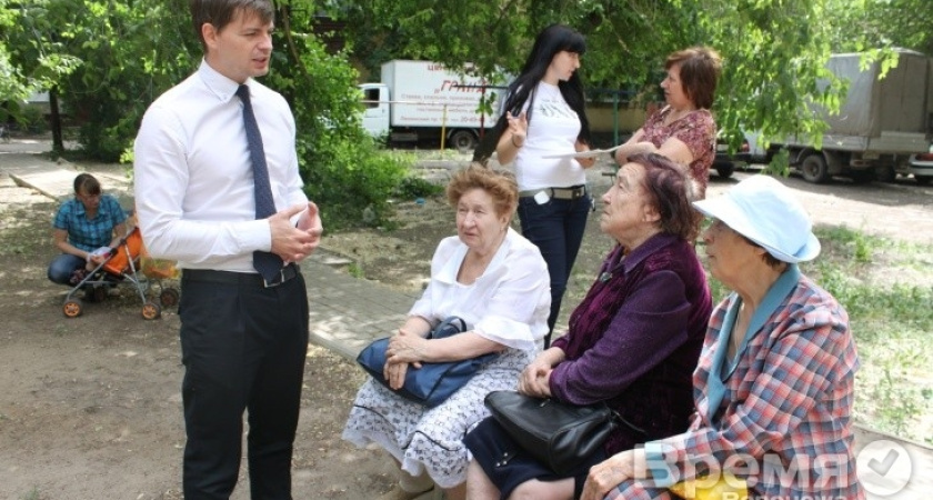 Коммунисты поздравили детвору возрождением детской площадки на Ленинском проспекте