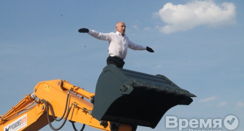 В Воронеже актёр пронёсся над публикой на ковше экскаватора