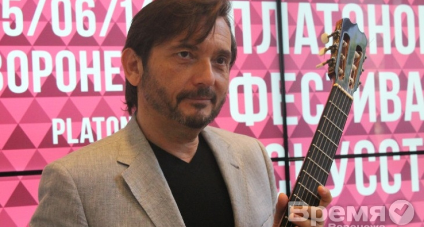 Всемирно известный гитарист Гильярдо дель Рей восхищается игрой девочки, которую встретил в Воронеже