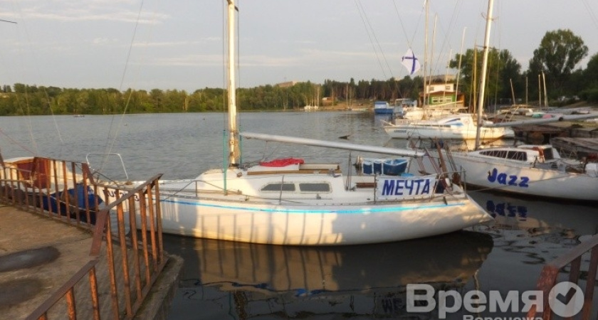 На воронежском водохранилище яхта врезалась в линию электропередач