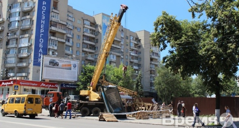 В Воронеже на строительстве паркинга упал кран