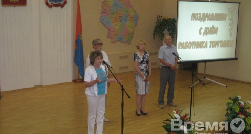 В Тамбове сотрудники Сбербанка поздравили работников торговли