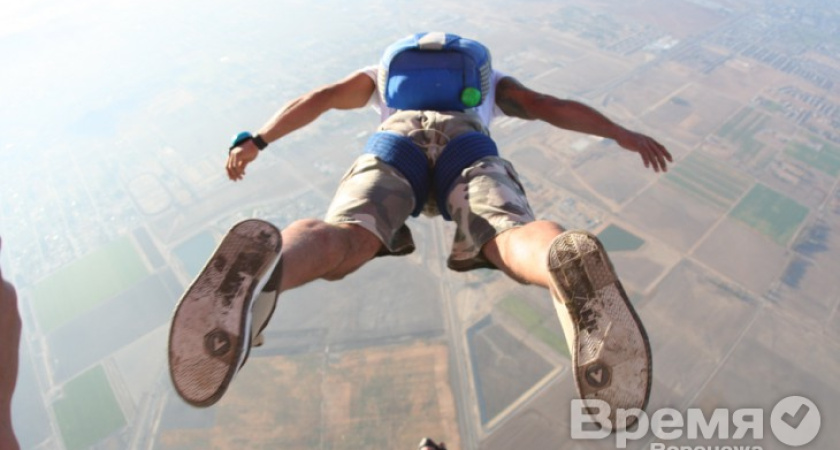 В день города над Воронежем парашютист взвеет флаг