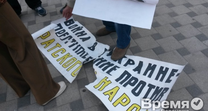 Пикет против войны на Украине в Воронеже сорвали бритоголовые казаки и православные славяне