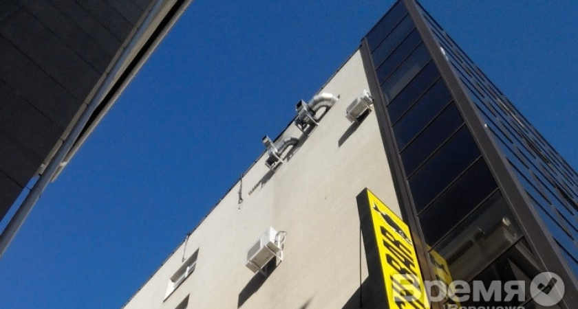 Воронежский ресторан IL Tokyo засыпает двор горящим углём и пеплом