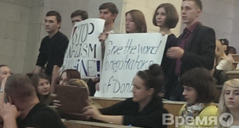 Профессора журналистики из США на журфаке в Воронеже встретили фотографиями убитых людей