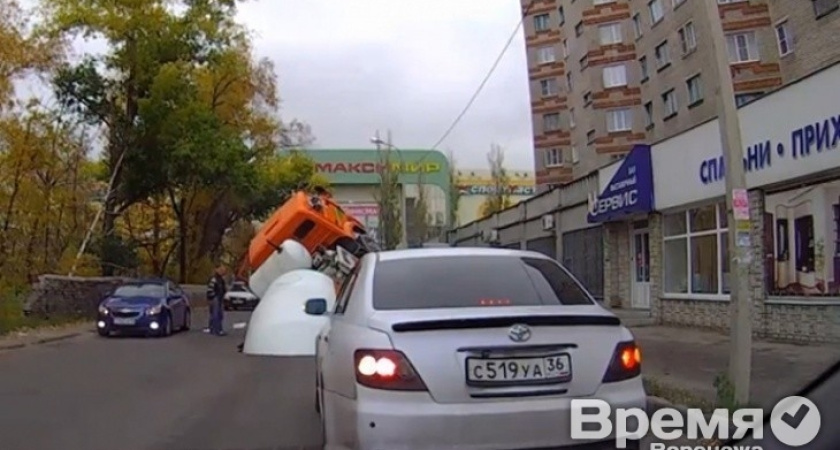 Провалившийся под асфальт в октябре «КАМАЗ» закрыл улицу на три месяца