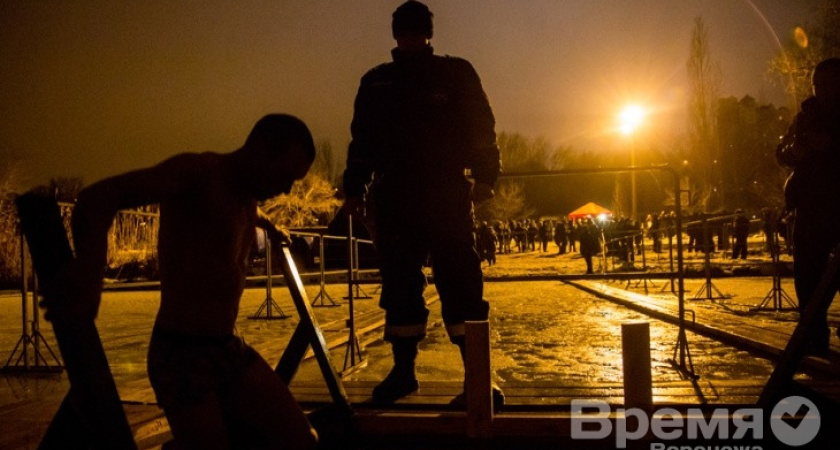 На крещение воронежцы примостили к проруби переносную баню
