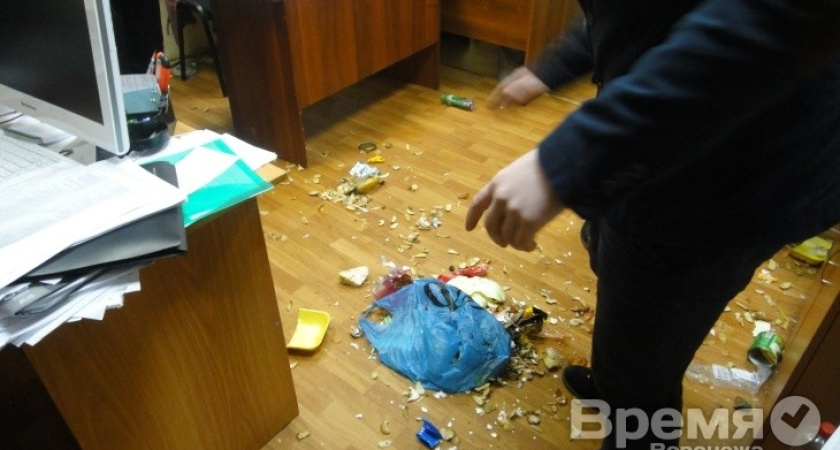 Воронежцы, устав от свалки во дворе, вручили директору УК «ЖКХ» пакет с мусором