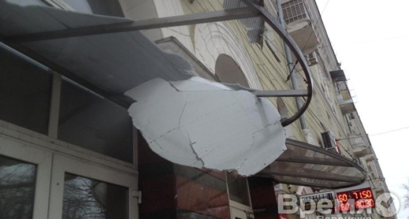 Глыба льда разбила козырёк у входа в Воронежский дом журналистов