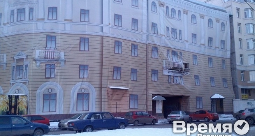 В доме под навесом на площади Ленина,6 до сих пор живут люди