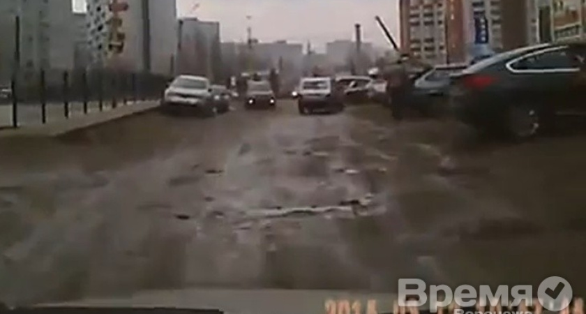 Воронежцы не могут проехать к своим домам из-за дыр и торчащих столбов на дороге