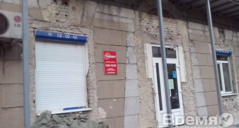 С дома послевоенной постройки в центре Воронежа исчезли лепнины