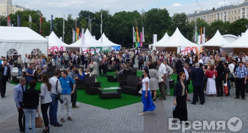 В Воронеже площадь Ленина превратили в читальный зал