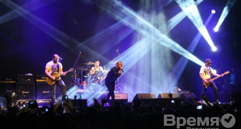 На концерте Guano Apes воронежцы подарили музыкантам их нарисованные портреты