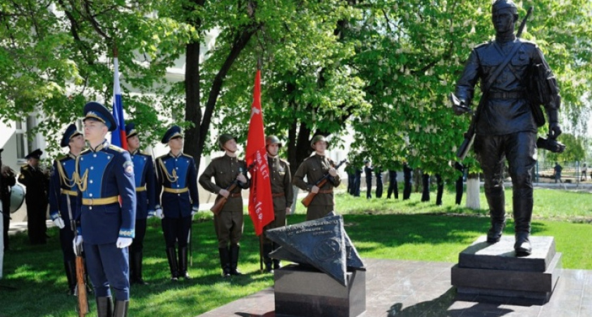 В Воронеже появился памятник фронтовому почтальону