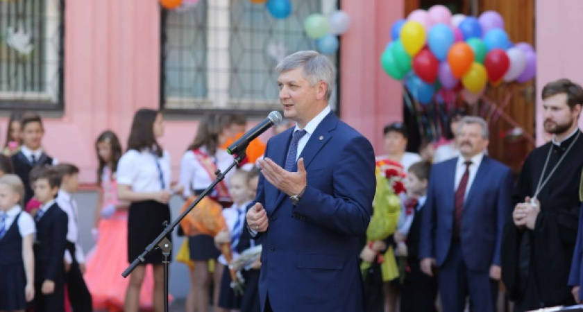 Александр Гусев поздравил воронежских выпускников с последним звонком 
