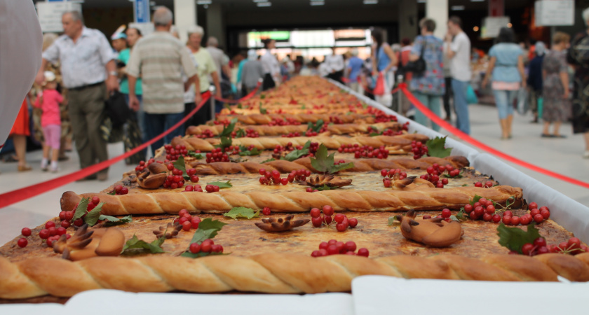 На дне рождения Центрального рынка воронежцев угостили 25-пятиметровым пирогом 