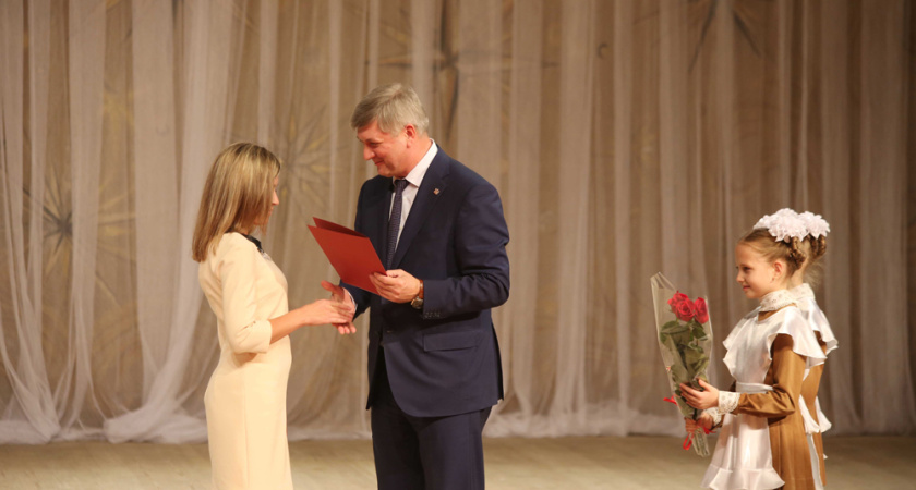 В преддверии дня учителя воронежские педагоги получили грамоты от мэрии 