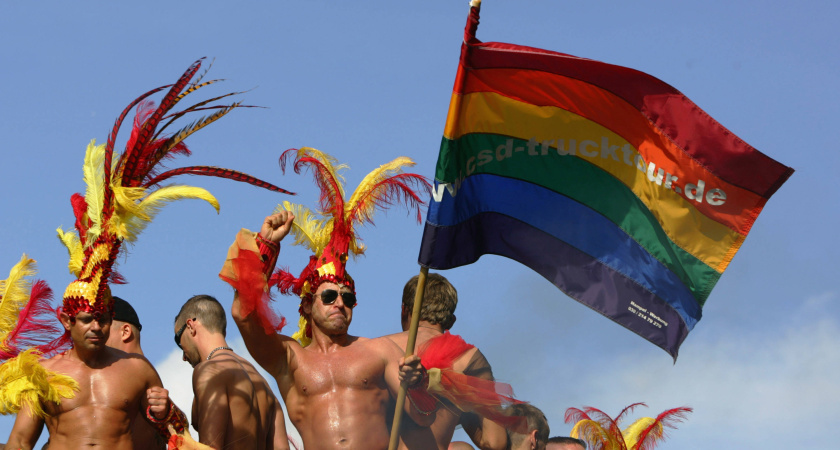 Коммунисты пытаются нанести решительный удар по ЛГБТ-сообществу