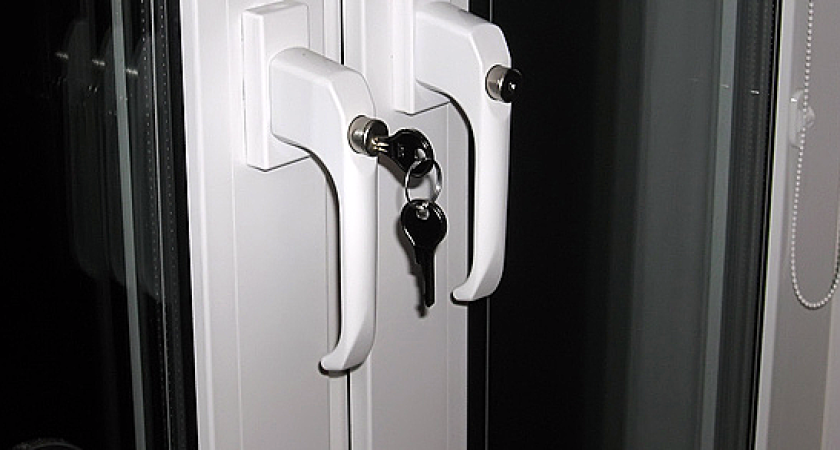 На окна воронежских школ повесят замки