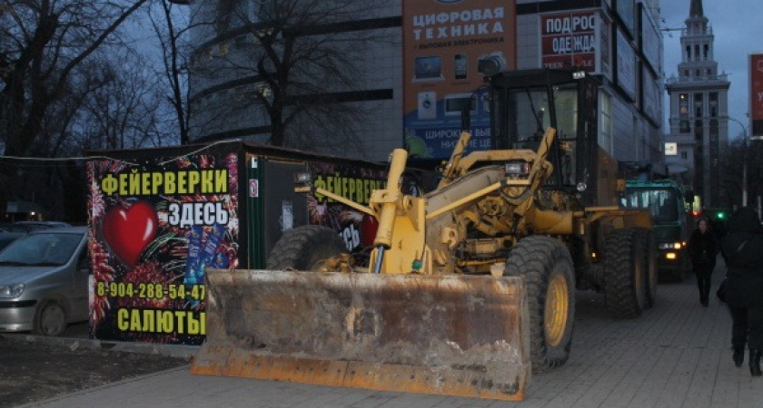 Грейдер пятый день строит на тротуаре воронежской улицы 