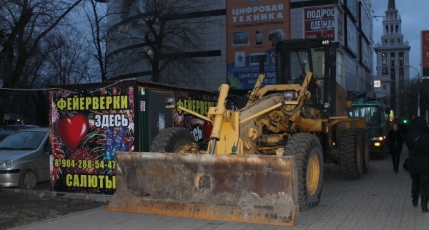 Воронежские гаишники выясняют, как грейдер оказался посреди тротуара 