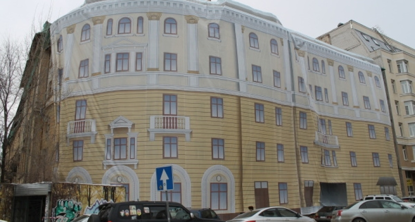 Аварийный дом в центре Воронежа обзавёлся новым навесом