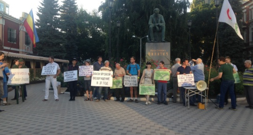 Воронежцы выбросили в мусорный бак «пакет Яровой»