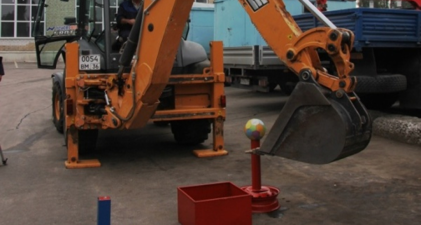 На день города воронежцы увидят трюки на экскаваторе