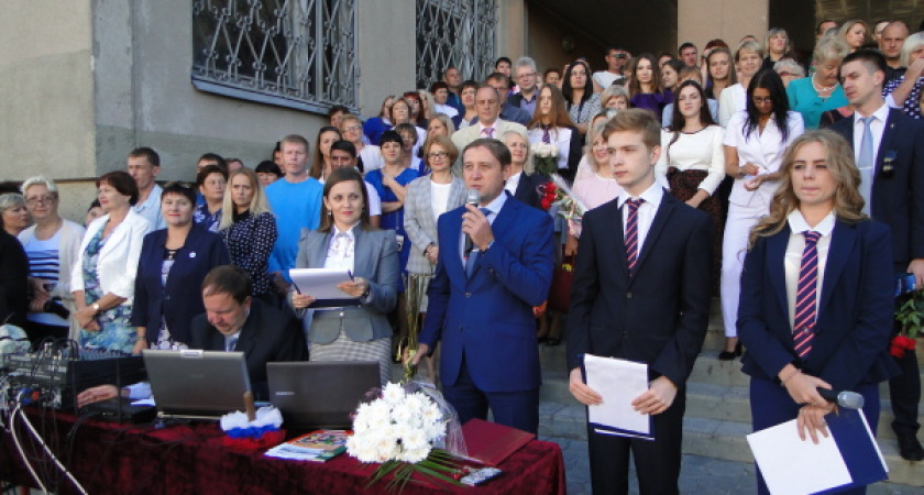 Воронежские депутаты-строители поздравили первоклассников с праздником